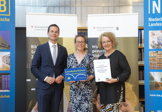 JP7626